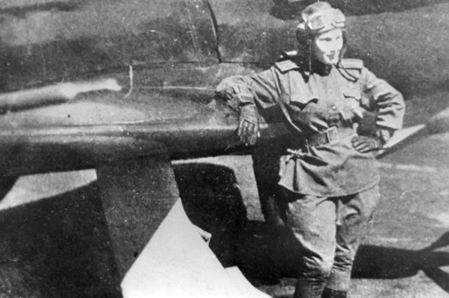 Старший лейтенант Литвяк у самолета. 1943 г. 