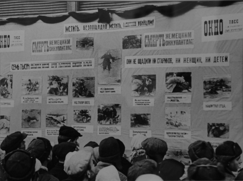 Жители освобожденной Керчи смотрят на стенд с фотодокументами «Окон ТАСС». Январь 1942 г.