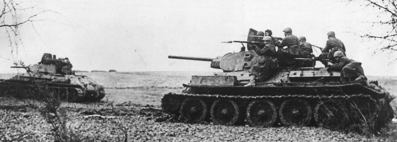 Танки Т-34 с десантом идут в бой в Крыму. Весна 1942 г. 