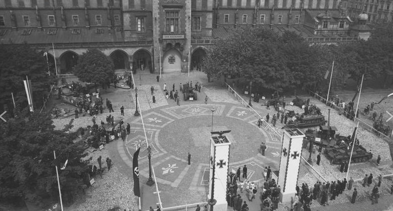 Выставка военной техники на площади Адольфа Гитлера. Июль 1942 г.