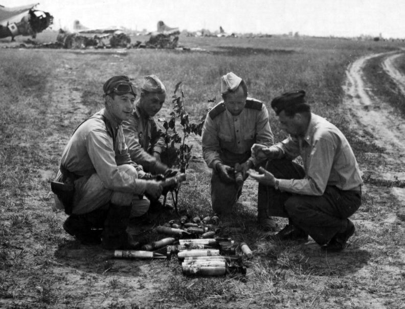 Советские бойцы собрали неразорвавшиеся немецкие «зажигалки».