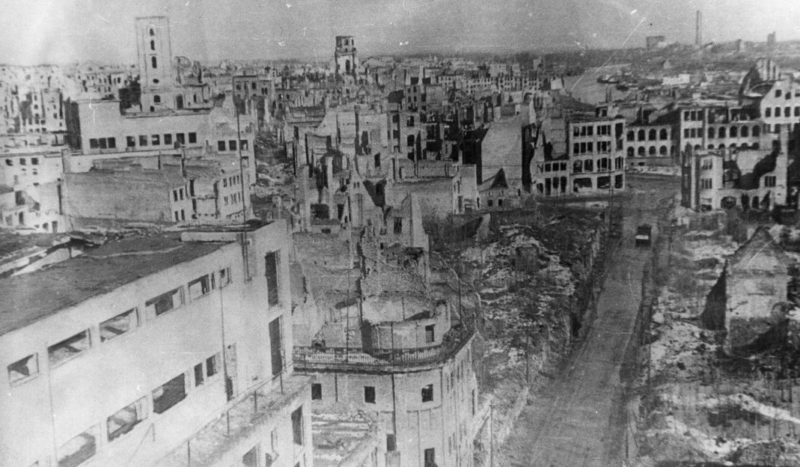 Улицы города после американской бомбардировки. Август 1944 г.