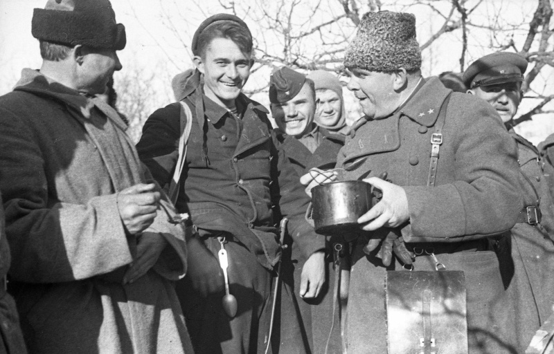 Командир 25-й стрелковой дивизии Приморской армии генерал-майор Т. Коломиец пробует обед на полевой кухне. Март 1942 г. 