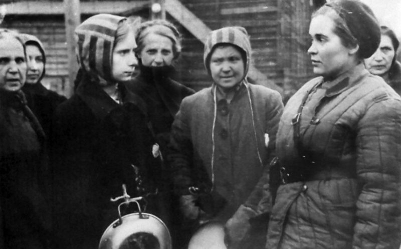 Женщины, освобожденные из немецкого рабочего лагеря. Апрель 1945 г.