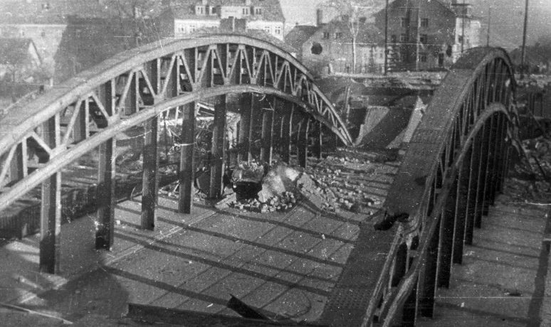 Взорванный мост в районе Трагхайм. Апрель 1945 г. 