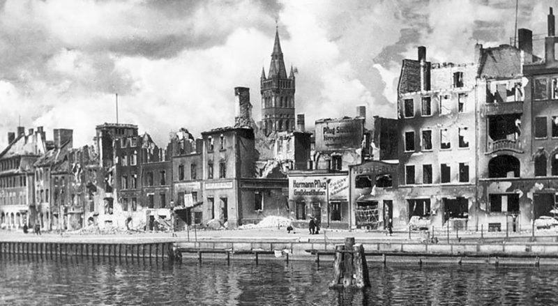 Улицы города после американской бомбардировки. Август 1944 г.