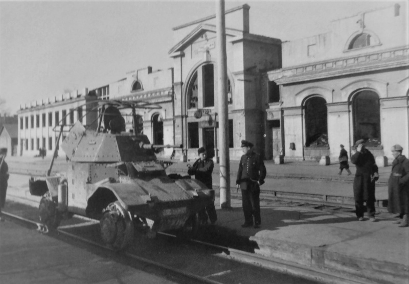 Немецкий бронеавтомобиль P204 (f) на рельсовом ходу на железнодорожном вокзале. 1943 г. 