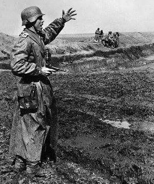 Немецкий офицер в бою. Керчь, май 1942 г.