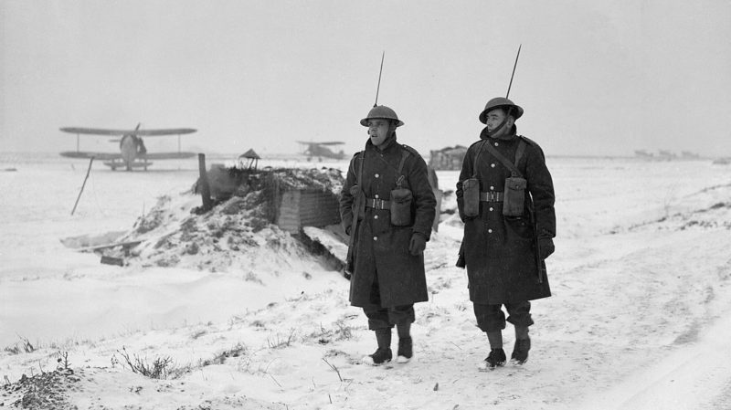 Патрульные на аэродроме ВВС во Франции. 30 января 1940 г.