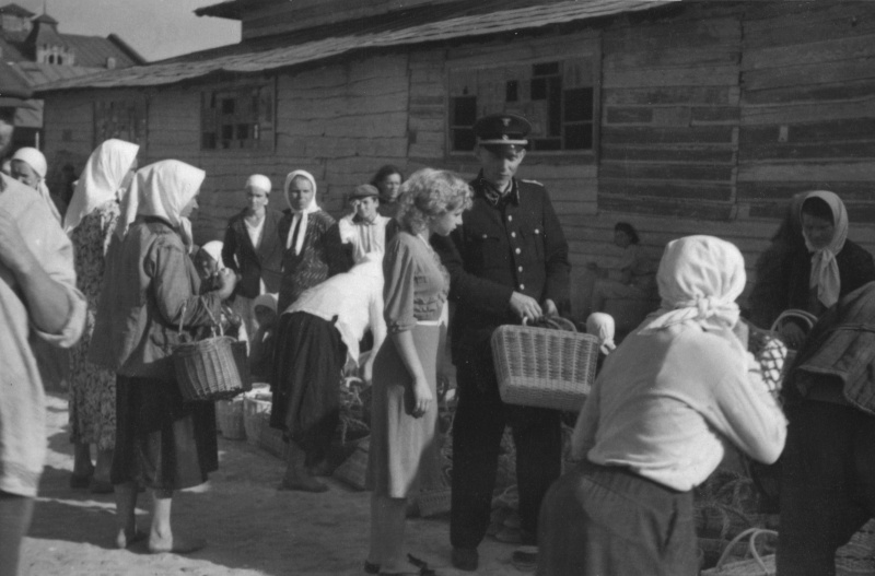 Немецкий железнодорожник на рынке оккупированной Полтавы.1943 г. 