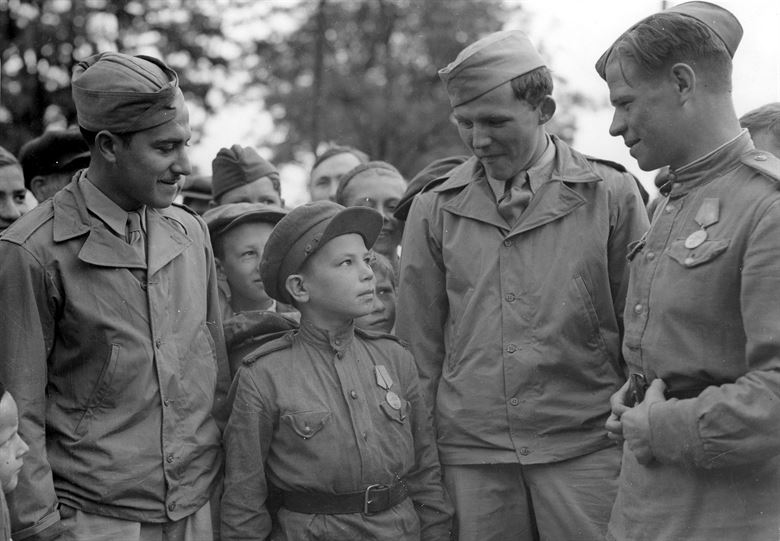 Американские летчики с юным героем - «сыном полка». 1944 г. 