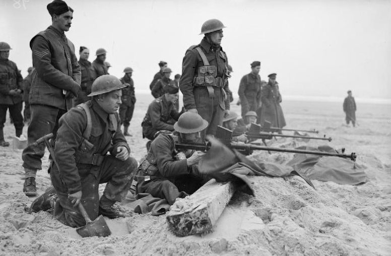 Солдаты 1-го Королевского уэльского стрелкового полка на пляже возле Этапл. 6 февраля 1940 г.