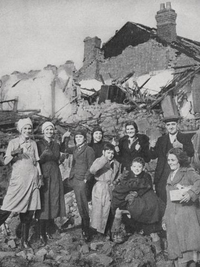 Горожане у своих разрушенных домов. Ноябрь 1940 г