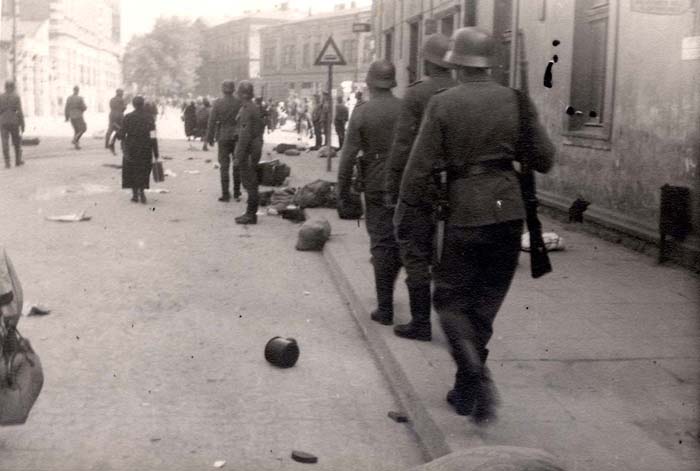 Вещи, брошенные евреями на улице при депортации. Март 1943 г.