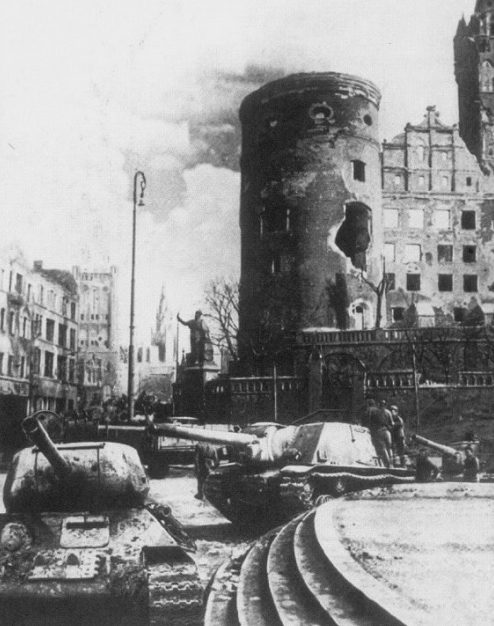 Разрушения в городе. Май 1945 г.