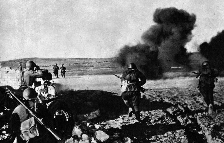 Советские солдаты контратакуют противника на Крымском фронте. Май 1942 г. 