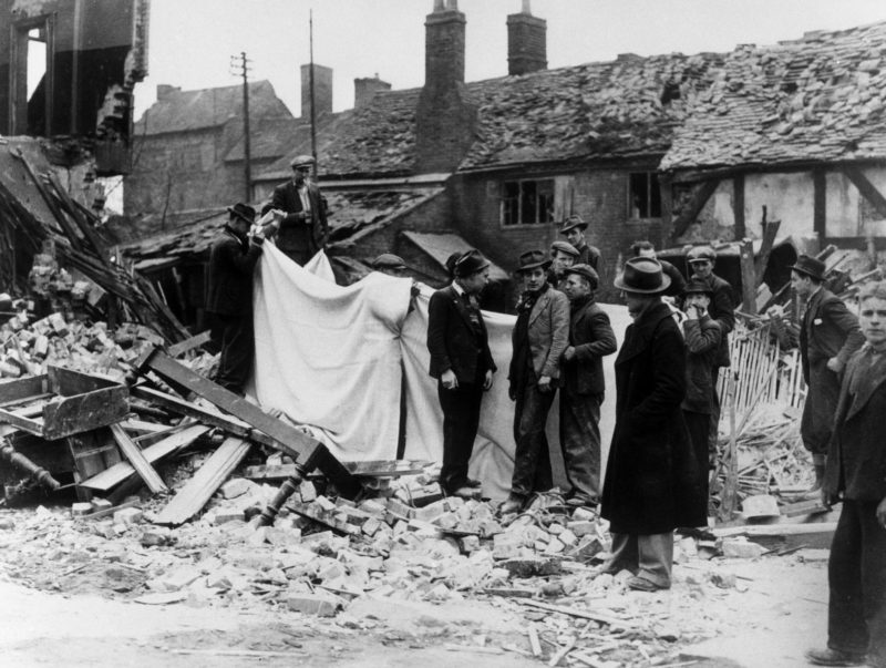 Горожане у своих разрушенных домов. Ноябрь 1940 г