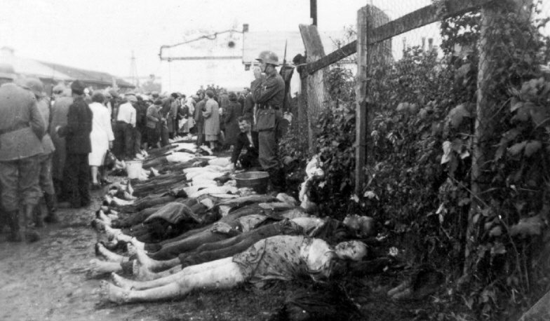 Тела убитых евреев на одной из улиц Краковского гетто. Март 1943 г.