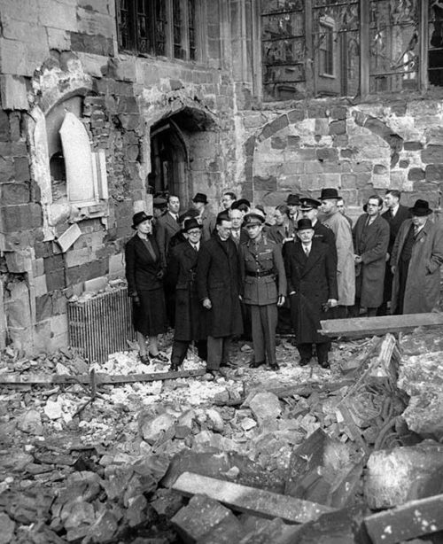 Король Георг VI осматривает руины города. Ноябрь 1940 г.