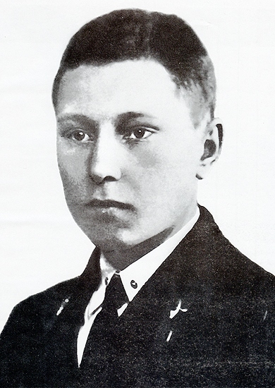 Выпускник Пермской школы авиационных техников Александр Покрышкин. 1933 г. 