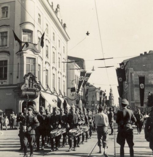 Гитлерюгенд на улице Кракова. Лето 1943 г.