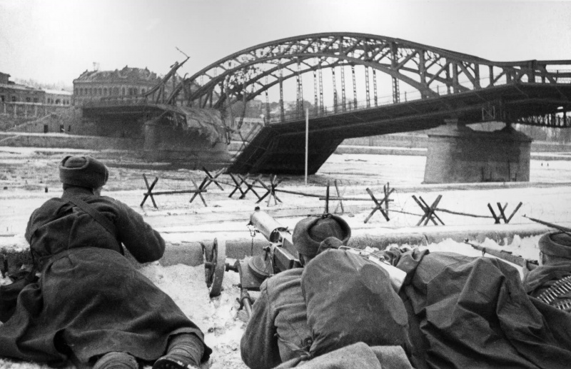 Советские бойцы у разрушенного моста через реку Висла в боях за освобождение Кракова. Январь 1945 г.