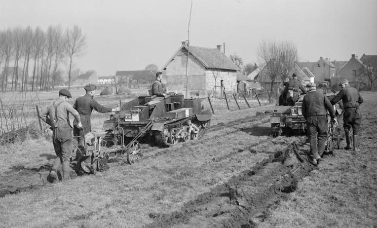 Солдаты Королевского ирландского фузилера пашут с помощью военной техники. 5 марта 1940 г.