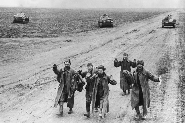 Советские солдаты сдаются в плен. Май 1942 г.