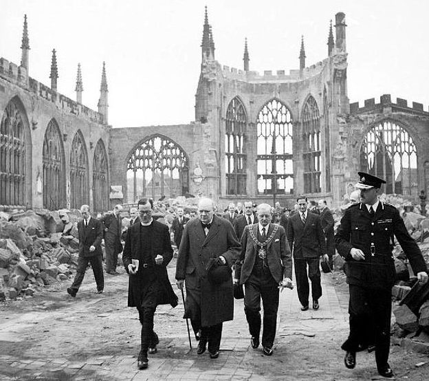 Уинстон Черчилль посещает руины собора Святого Михаила. 1941 г. 