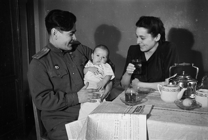 Алексей Маресьев с женой Галиной и сыном Виктором, 1946 г.