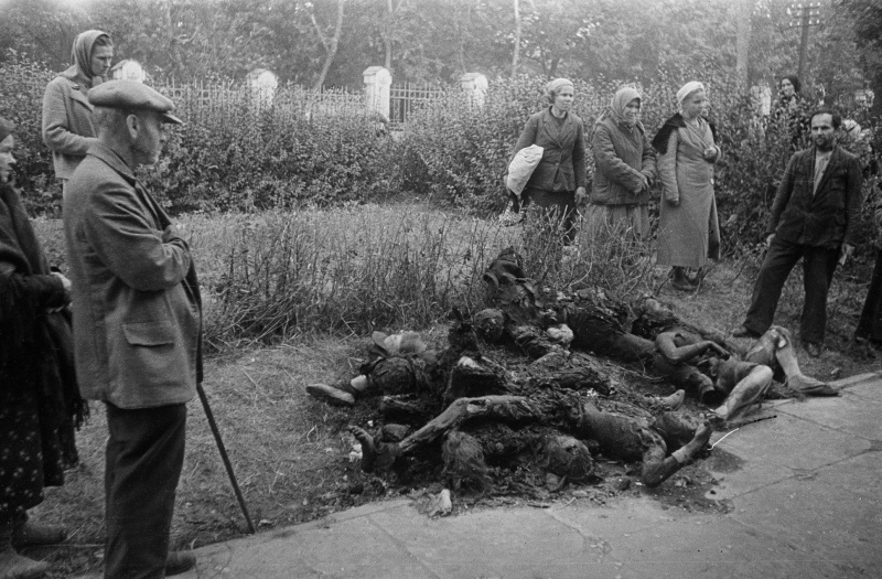 Тела убитых немцами мирных жителей в освобожденной Полтаве. Сентябрь 1943 г. 