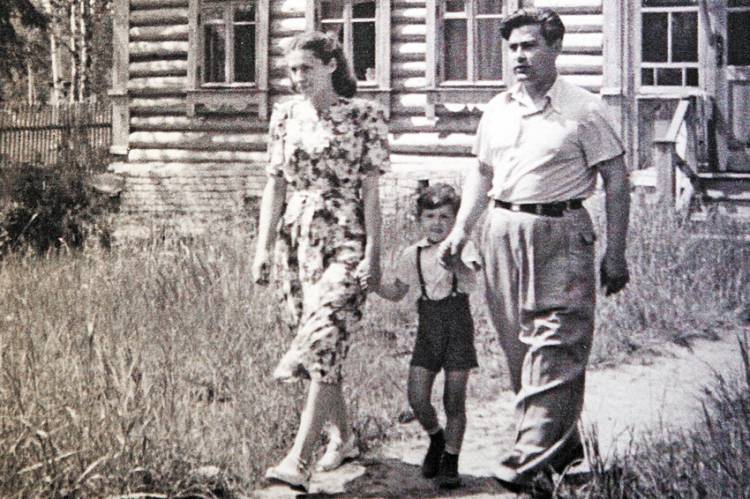 Маресьев с женой и сыном на даче. 1950 г. 