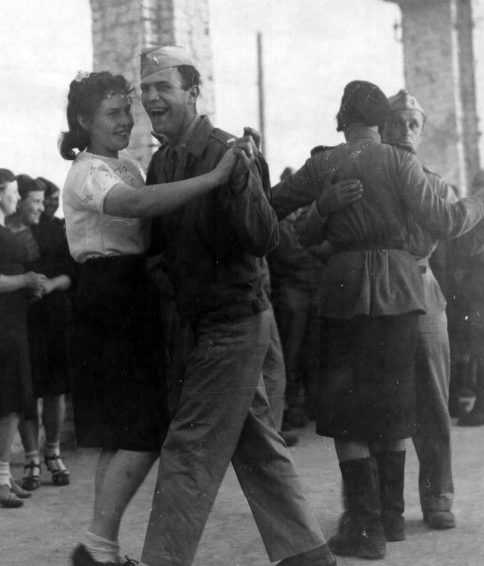 Танцы на аэродроме. Полтава. 1944 г. 