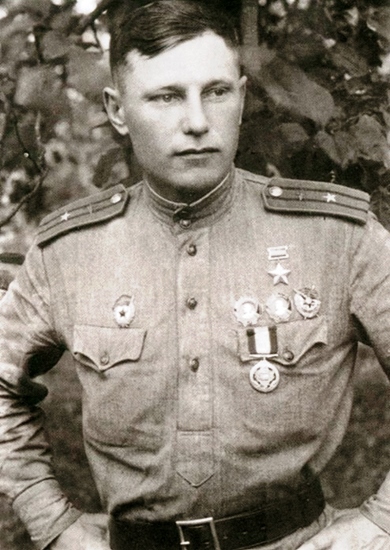 Командир эскадрильи Герой Советского Союза гвардии майор Покрышкин. 1943 г.