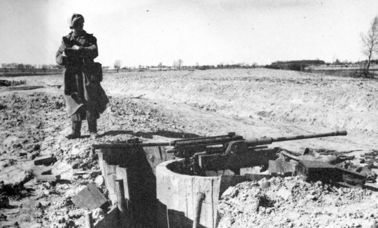 Полевое немецкое укрепление на окраине города. Апрель 1945 г.