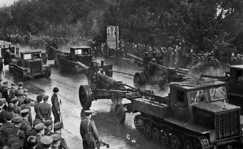 Парад боевой техники при открытии памятника 1200 воинам-гвардейцам. 30 сентября 1945 г.