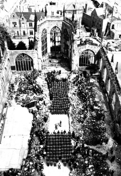 Раненые американские солдаты на богослужении в День матери в разрушенном соборе. Май 1945 г.