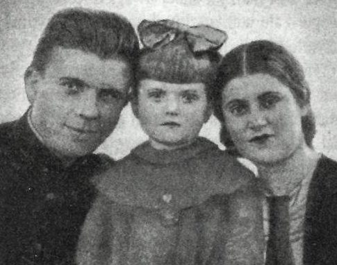 Маринеско с женой Ниной и дочерью Леонорой. 1937 г.
