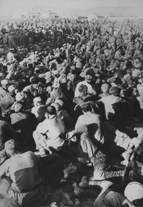 Советские военнопленные на сборном пункте под Керчью. 1942 г.