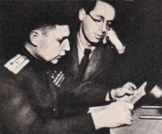  Покрышкин в день награждения третьей звездой Героя в студии Всесоюзного радио с Левитаном. 1944 г. 