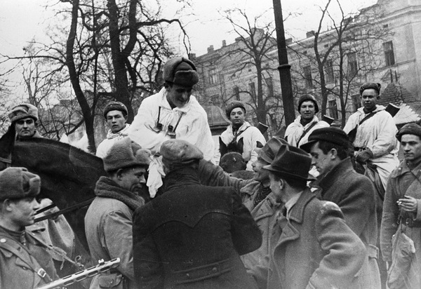 Красноармейцы общаются с горожанами. Январь 1945 г.
