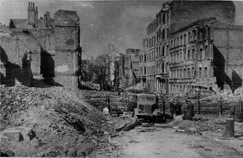 Баррикады на улицах города. Апрель 1945 г.