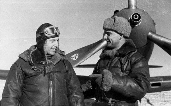 Александр Покрышкин со своим ведомым Георгием Голубевым. 1944 г.