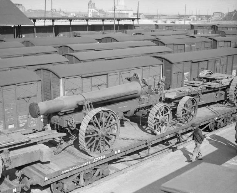 Ствол 12-дюймовой гаубицы сверхтяжелой батареи №2 Королевской артиллерии на железнодорожной платформе в Дюнкерке. 20 марта 1940 г.