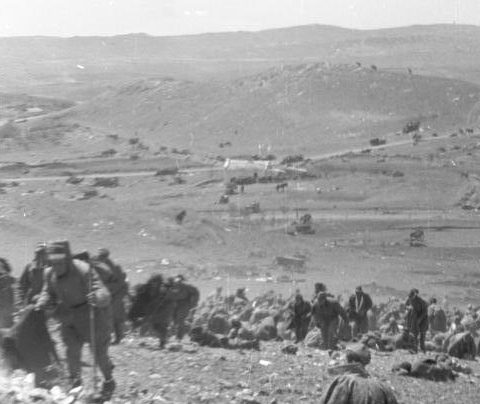 Советские военнопленные на сборном пункте под Керчью. 1942 г. 