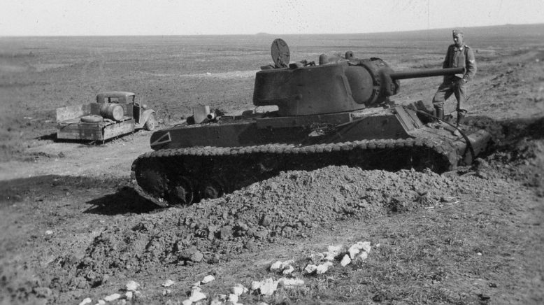 Брошенная советская техника на Ак-Монайском валу на Керченском полуострове. Май 1942 г. 