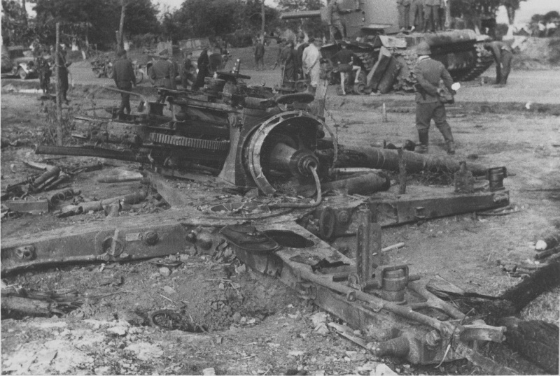 Уничтоженное у Дубно немецкое 88-мм зенитное орудие. Июнь 1941 г.