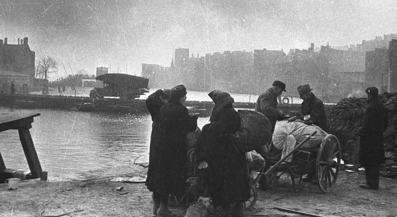 Беженцы уходят из города. 9 апреля 1945 г. 
