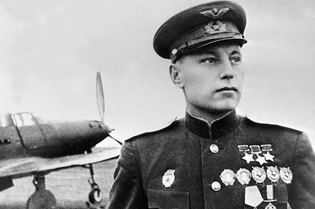 Покрышкин у самолета. 1945 г.