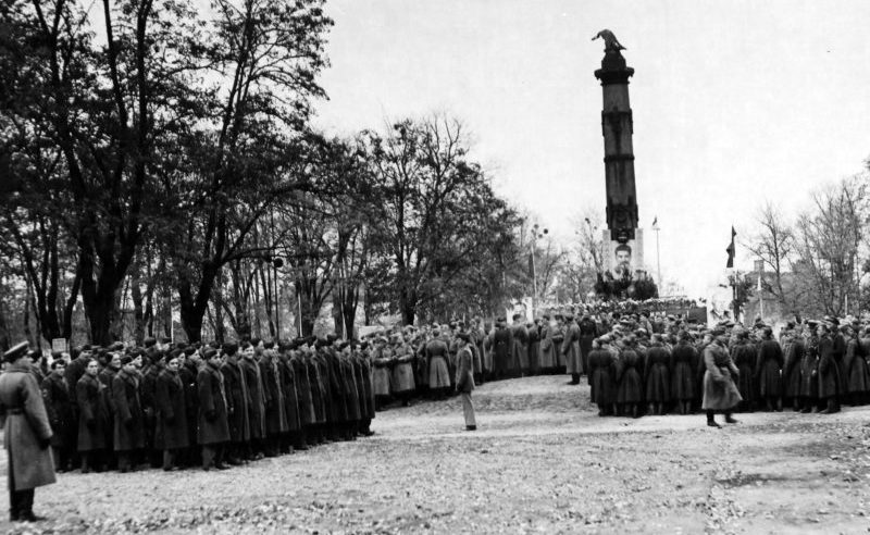 Празднование 27 годовщины Великой октябрьской социалистической революции. 7 ноября 1944 г. 